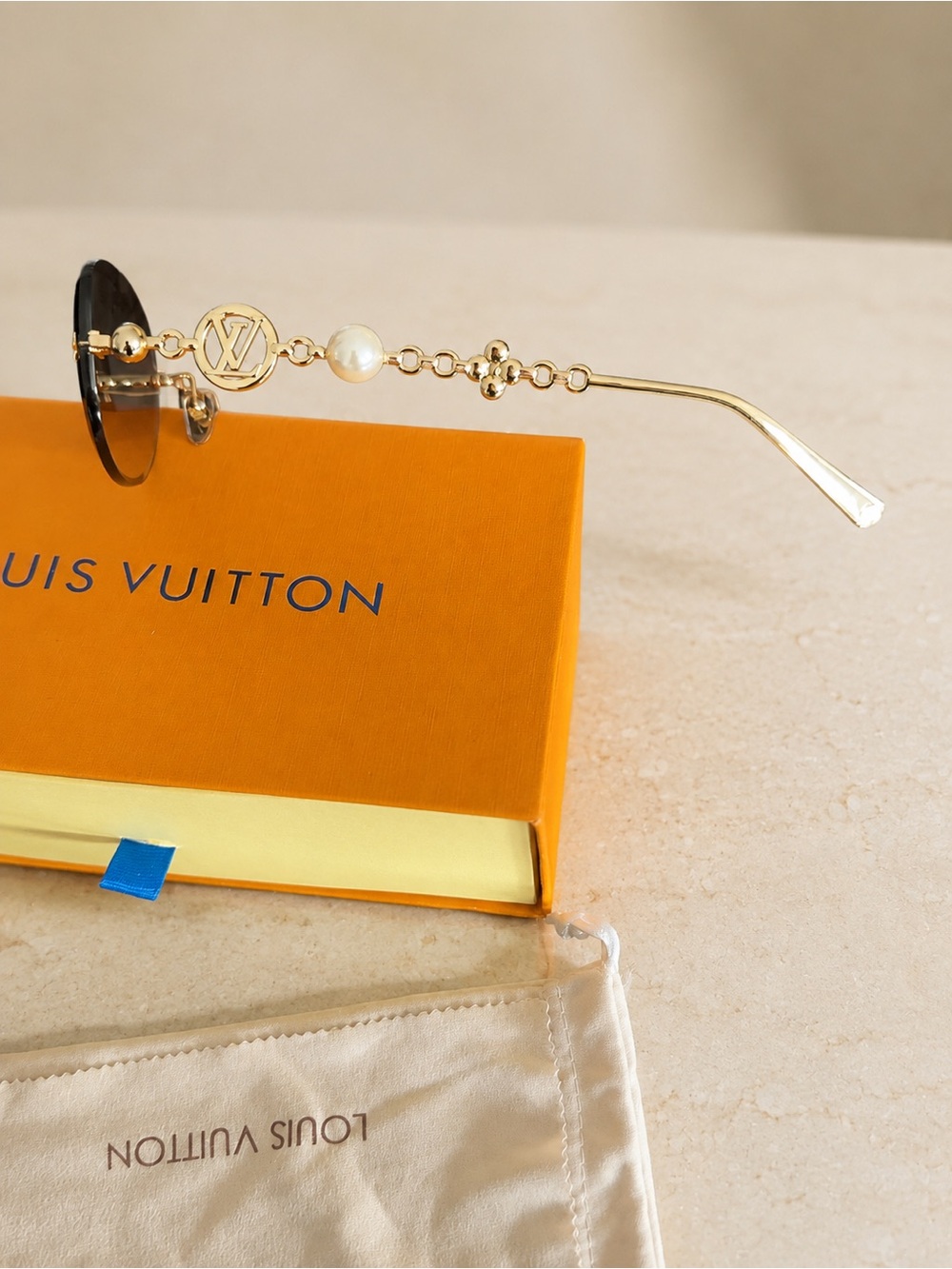 Elegant Rimless Brown Gradient Sunglasses with Pearl Details - Picture 3 of 9